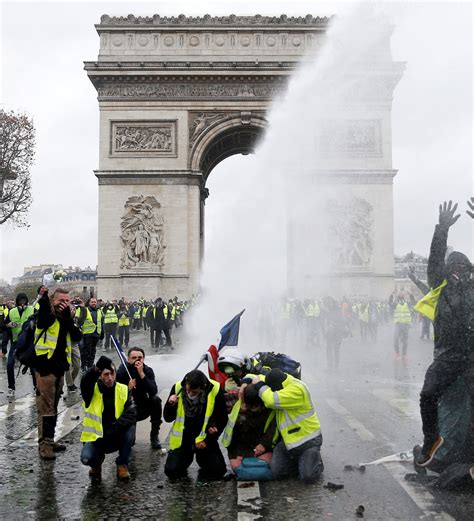 P­a­r­i­s­­t­e­k­i­ ­g­ö­s­t­e­r­i­d­e­ ­p­o­l­i­s­t­e­n­ ­t­ü­f­e­k­ ­ç­a­l­ı­n­d­ı­ ­-­ ­S­o­n­ ­D­a­k­i­k­a­ ­H­a­b­e­r­l­e­r­
